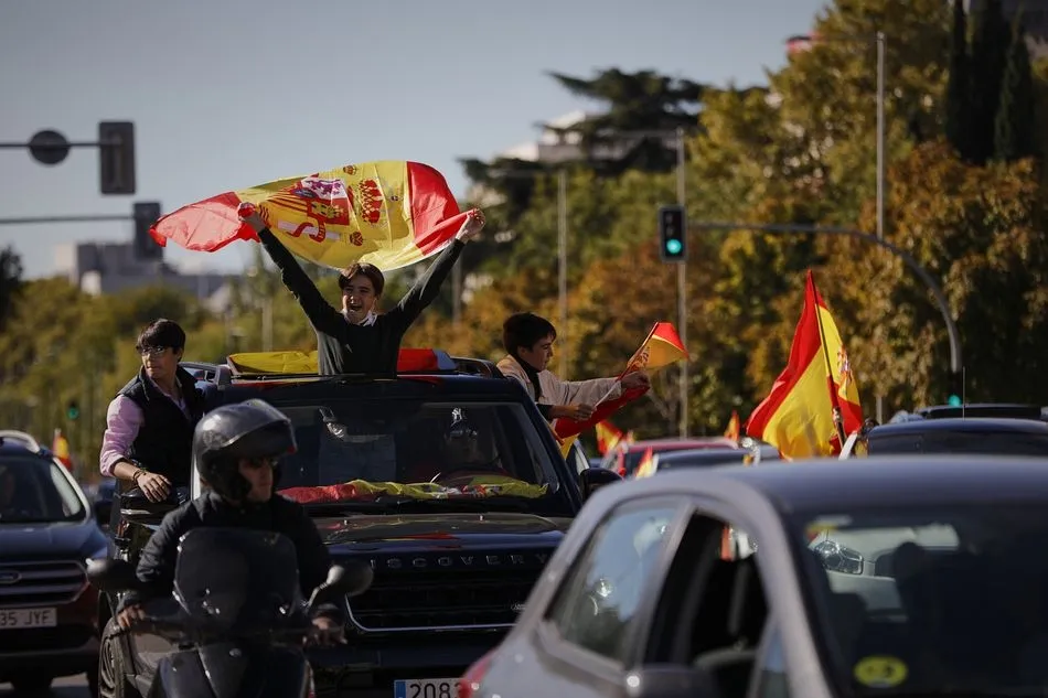 Foto 3 - Centenares de ciudadanos responden a la llamada de Vox en Madrid a protestar contra el Gobierno...