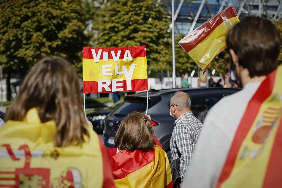 Foto 2 - Centenares de ciudadanos responden a la llamada de Vox en Madrid a protestar contra el Gobierno...
