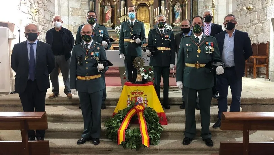 Guardias civiles de Barruecopardo con algunos de los alcaldes que les acompañaron en la misa