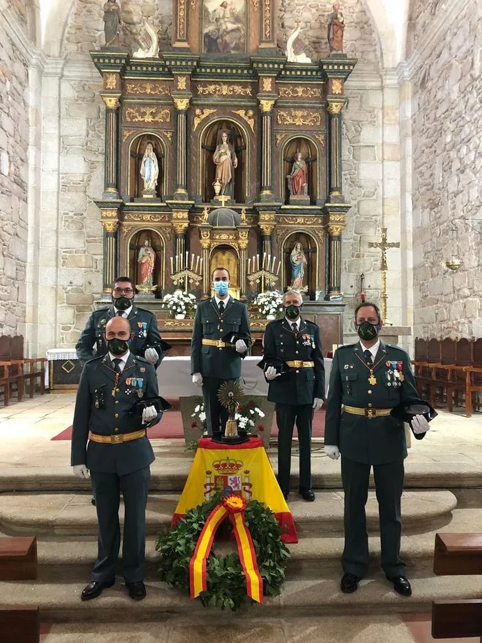 Foto 8 - Los guardias civiles del Puesto de Barruecopardo celebran la Virgen del Pilar  