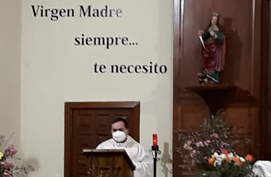 Foto 2 - Efra&iacute;n Peinado coge el testigo de Joaqu&iacute;n Gal&aacute;n como p&aacute;rroco de Serradilla del Llano  