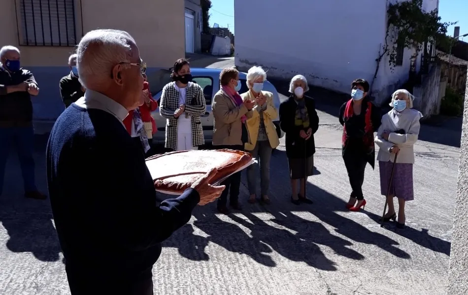 Foto 7 - Efra&iacute;n Peinado coge el testigo de Joaqu&iacute;n Gal&aacute;n como p&aacute;rroco de Serradilla del Llano  