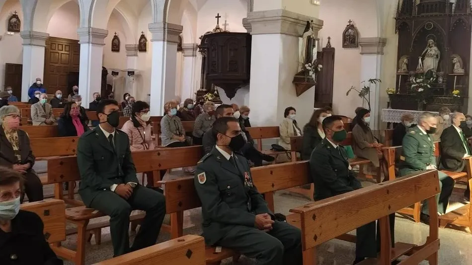 Foto 3 - La Fuente de San Esteban honra a la Virgen del Pilar con presencia de miembros de la Guardia Civil  