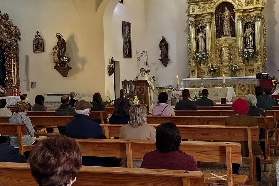 Foto 2 - La Fuente de San Esteban honra a la Virgen del Pilar con presencia de miembros de la Guardia Civil  