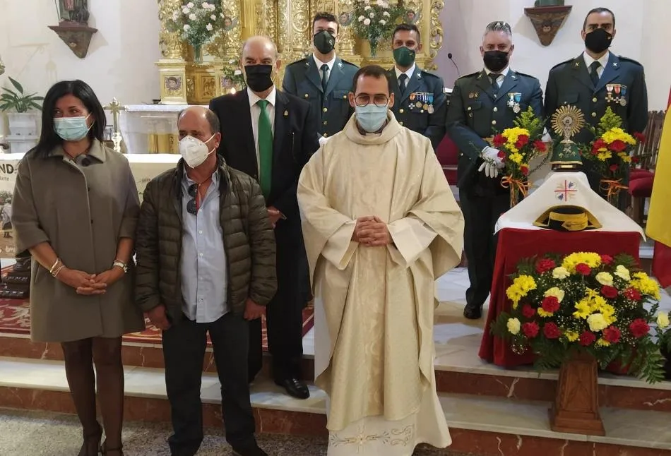 La Fuente de San Esteban honra a la Virgen del Pilar con presencia de miembros de la Guardia Civil  
