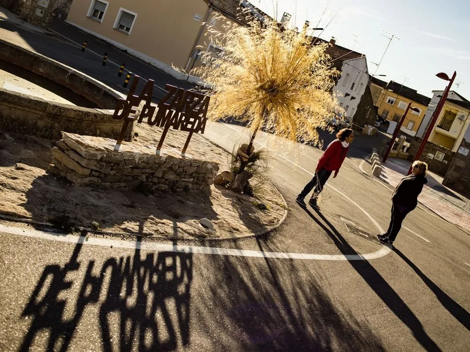 La palmera dorada preside la plaza del pueblo junto al caño / FOTOS: ERNEST LALLEMAN