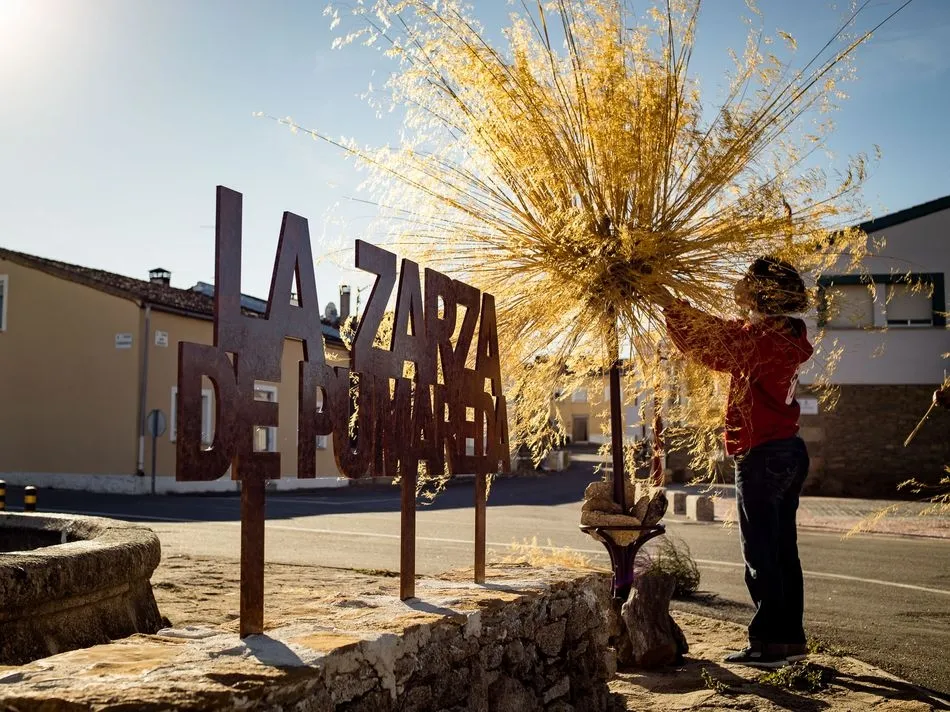 Foto 3 - La Zarza de Pumareda recibe al oto&ntilde;o con una &lsquo;palmera dorada&rsquo; realizada con pajas de barceo  