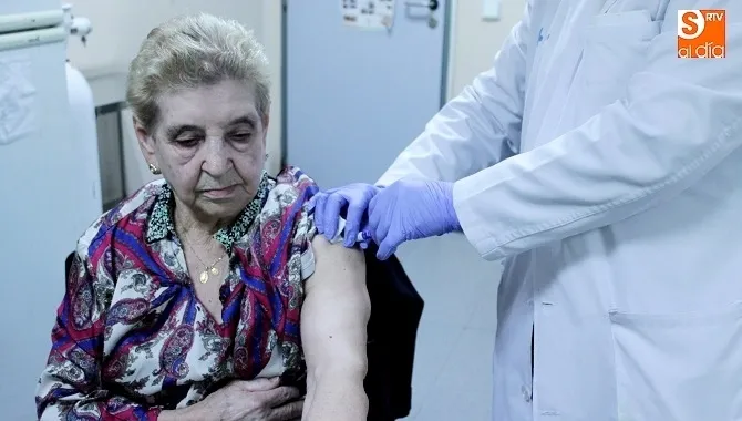 Las personas mayores son el primer colectivo al que está dirigida la campaña de vacunación - Archivo