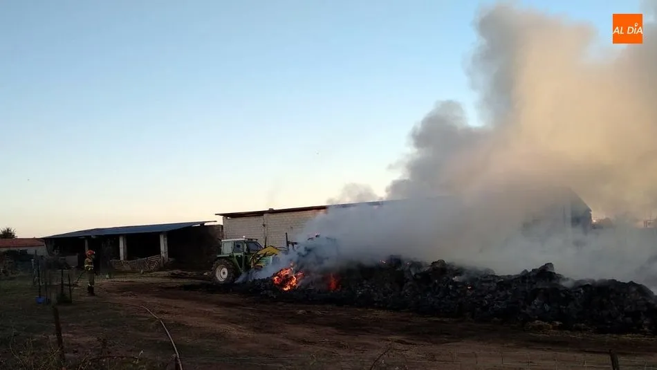 Los bomberos extrajeron del cobertizo la paja almacenada, una labor que se prolongó hasta el anochecer
