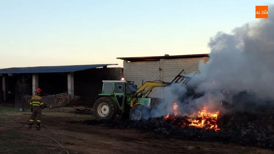 Foto 3 - Controlado el incendio de un cobertizo de paja en Ba&ntilde;ob&aacute;rez  