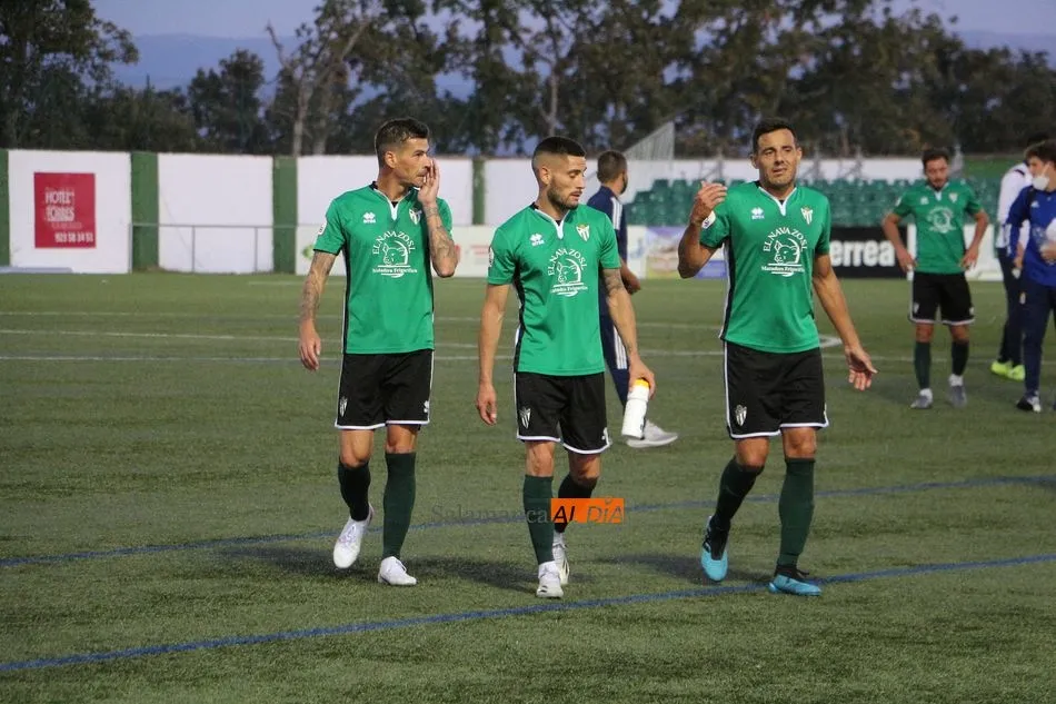 Jugadores del Guijuelo, durante el último partido de la pretemporada
