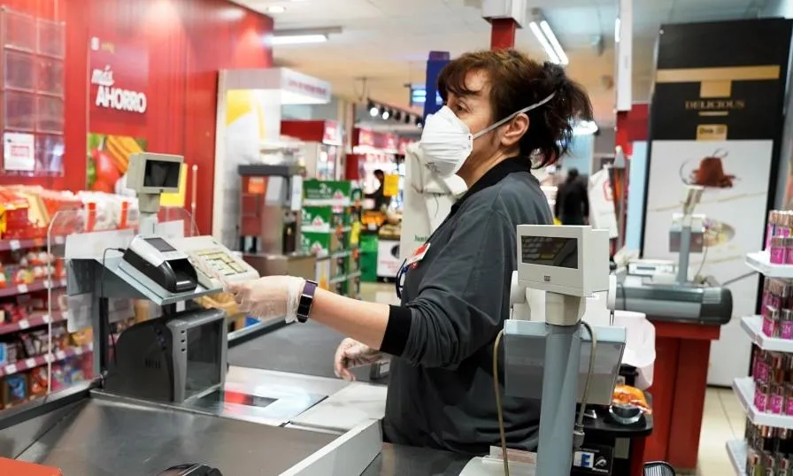 Empleada con mascarilla por coronavirus de los supermercados Dia - DIA - Archivo