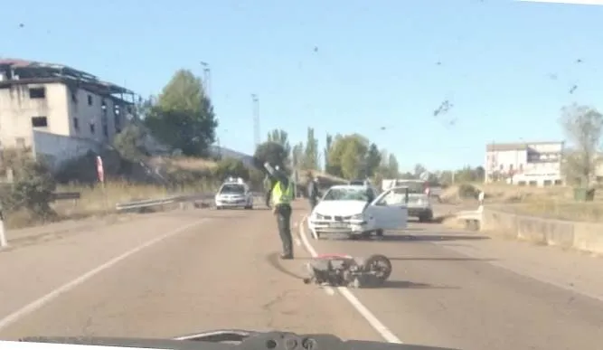 Un turismo impacta contra una motocicleta en la N-620  