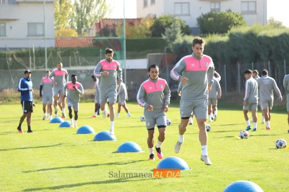 Lacerda (tercero en la imagen), por detrás de Llorente y Monárrez, este martes