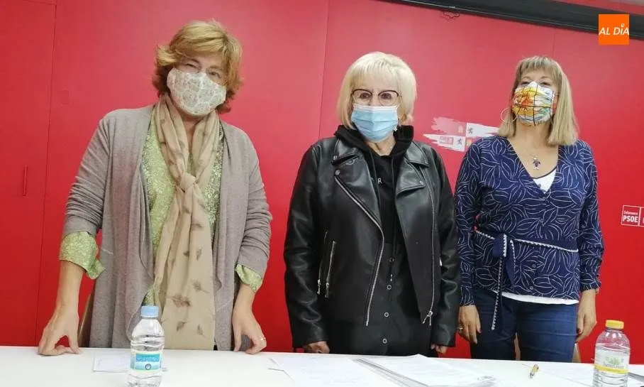 La portavoz de Sanidad del Grupo Parlamentario Socialista en las la Cortes de Castilla y León, Inmaculada García Rioja, en el centro, junto con la secretaria provincial de Sanidad de los socialistas salmantinos, María García, a la derecha, y la alcaldesa