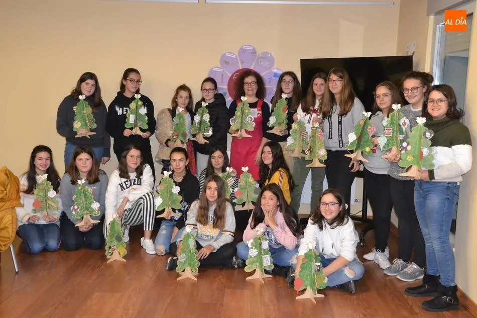 Jóvenes participantes en una de las actividades navideñas del Espacio i del año pasado