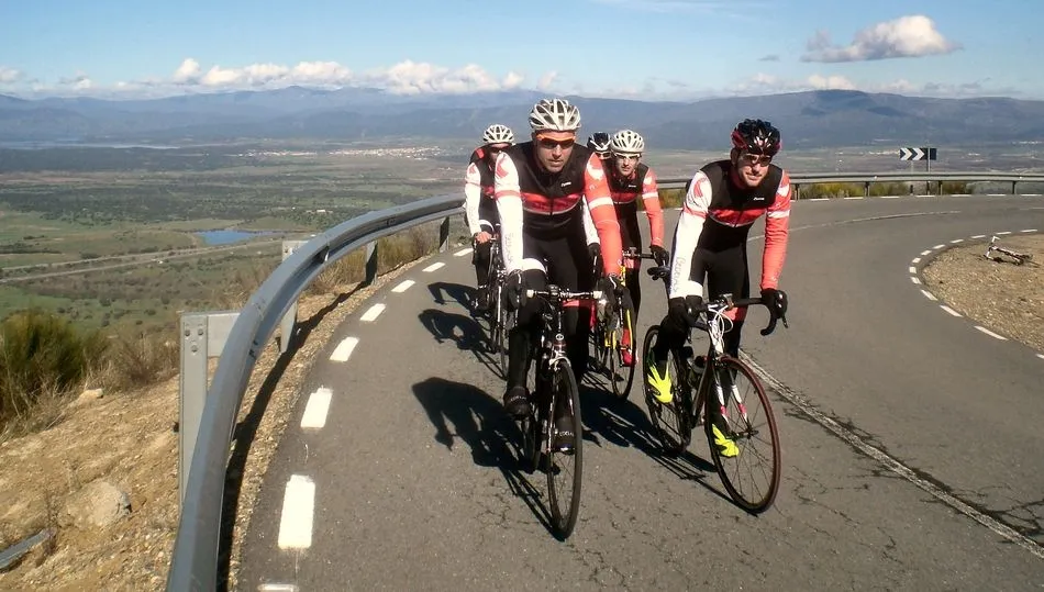 Ciclistas en la subida a La Covatilla / FOTO DE ARCHIVO