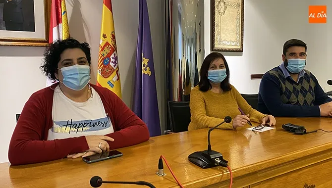 Carmen Ávila, alcaldesa de Peñaranda, junto a los concejales Antonio Poveda y Patro Macías, durante la presentación de los cambios en los impuestos y tasas municipales