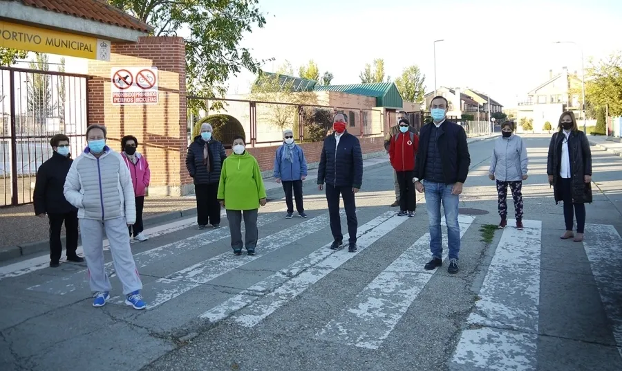 El alcalde de Carbajosa, Pedro Samuel Martín; la concejala de Mayores, Teresa Sánchez; y el director provincial de Cruz Roja Salamanca, Jesús Juanes, daban esta mañana la bienvenida a las participantes