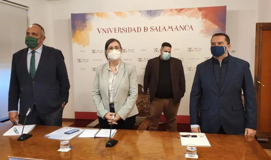 En primera línea de izquierda a derecha, Nicolás Rodríguez, María José Rodríguez Conde y Francisco José García Peñalvo en la USAL. Foto EP