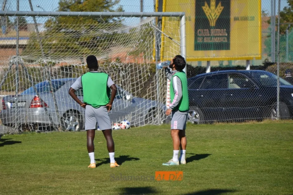 Foto 5 - DeLorenzi vuelve a entrenar con el Salamanca UDS y Madrigal se ausenta por lesi&oacute;n