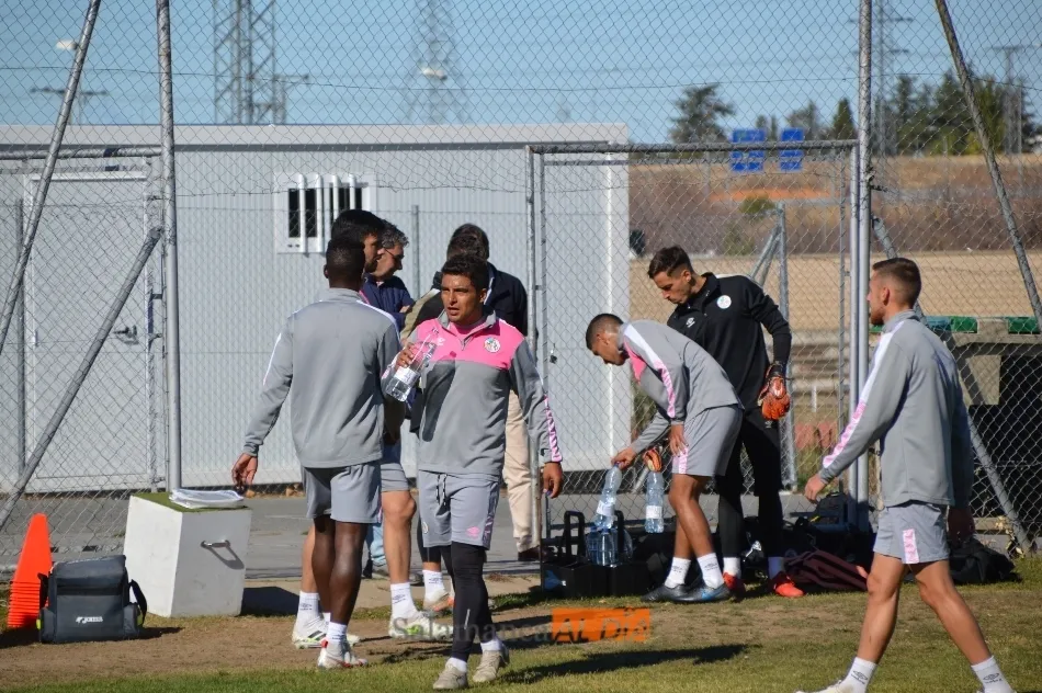 Foto 4 - DeLorenzi vuelve a entrenar con el Salamanca UDS y Madrigal se ausenta por lesi&oacute;n