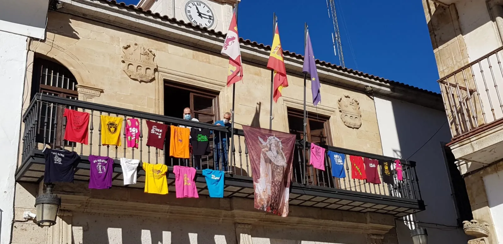 Camisetas de las peñas albenses en el balcón del Ayuntamiento de Alba de Tormes