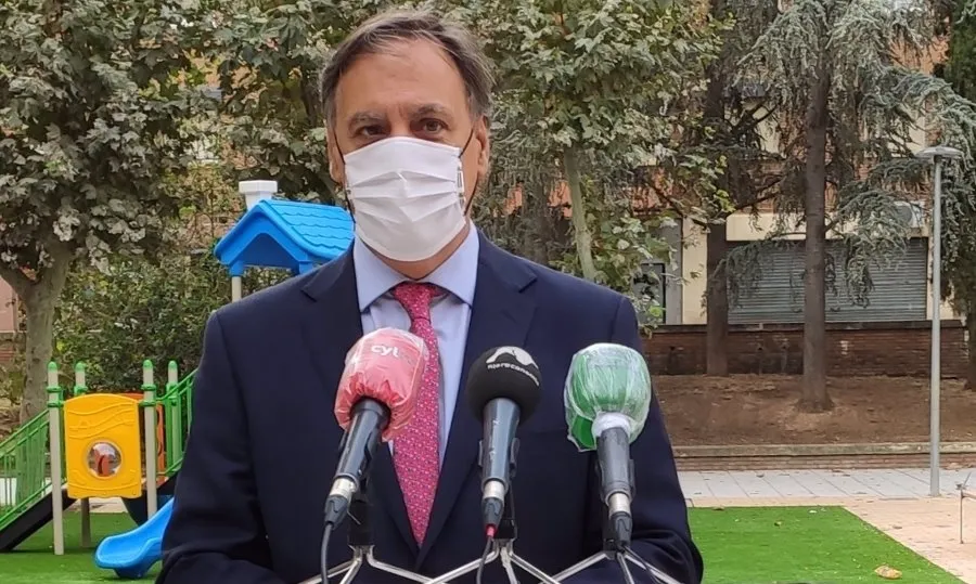 El alcalde de Salamanca, Carlos García Carbayo, en una rueda de prensa. Foto EP