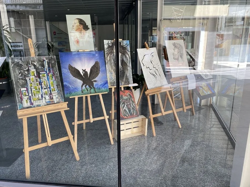 Las obras se pueden ver a través de la cristalera del Ayuntamiento de Guijuelo