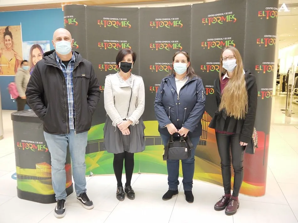 La responsable de marketing del Centro Comercial, Carmen Herrera entrega los premios - CC El Tormes