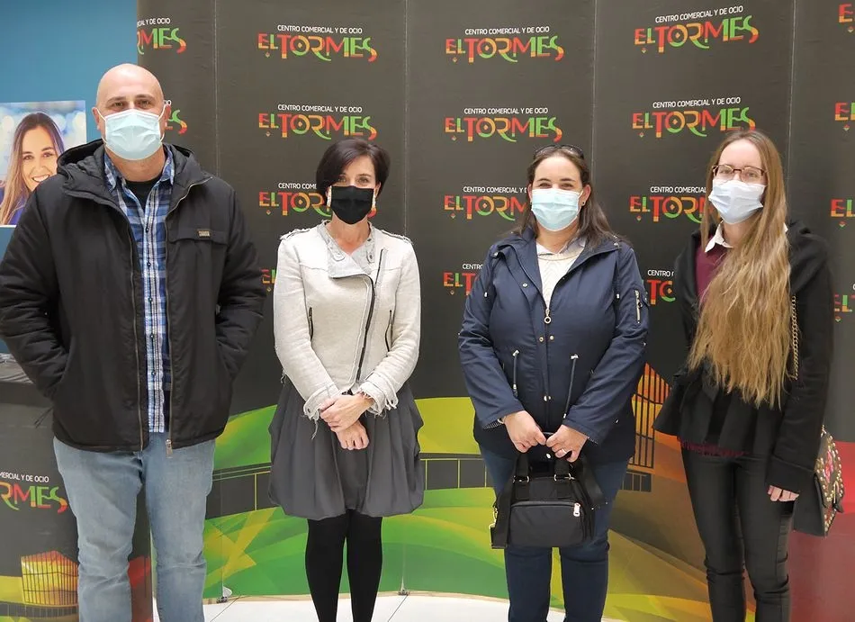 Foto 2 - El CC El Tormes entrega los cheques de la campa&ntilde;a &lsquo;Vuelta al cole&rsquo;