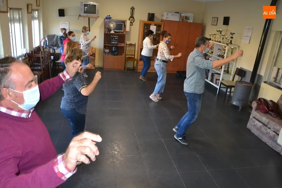 Foto 10 - La AVV de la Avenida de Espa&ntilde;a abre el curso de su taller de baile charro con limitaci&oacute;n de aforo ...