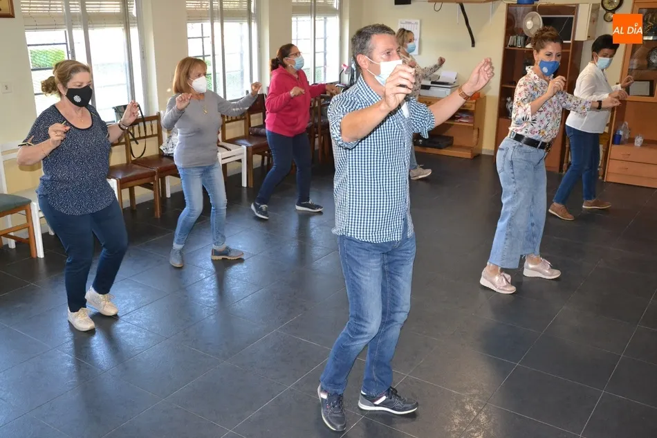 La AVV de la Avenida de España abre el curso de su taller de baile charro con limitación de aforo ...