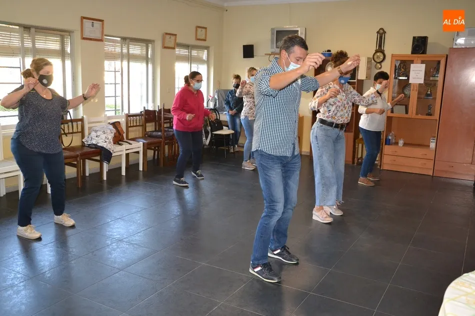 Foto 8 - La AVV de la Avenida de Espa&ntilde;a abre el curso de su taller de baile charro con limitaci&oacute;n de aforo ...