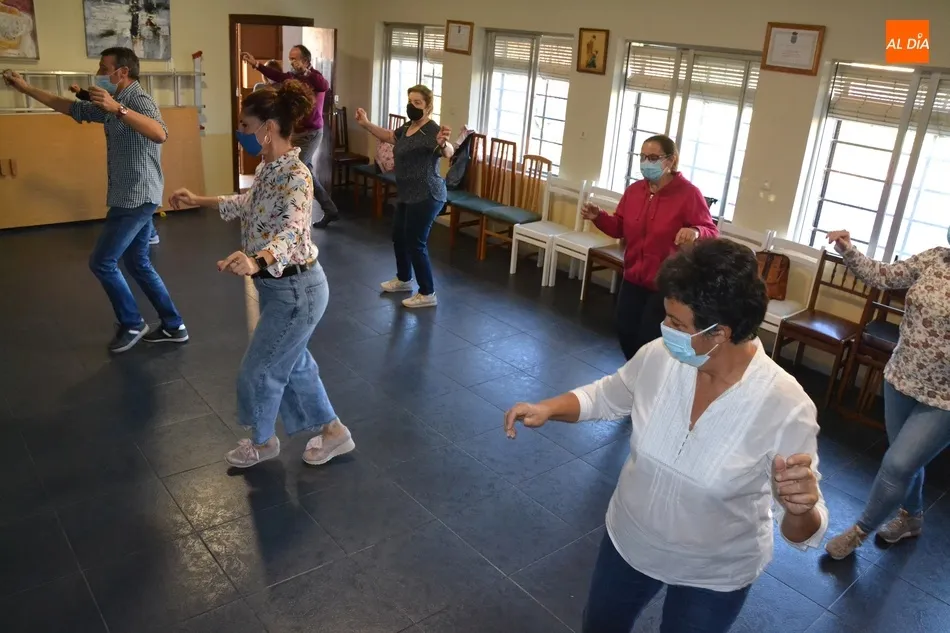 Foto 6 - La AVV de la Avenida de Espa&ntilde;a abre el curso de su taller de baile charro con limitaci&oacute;n de aforo ...