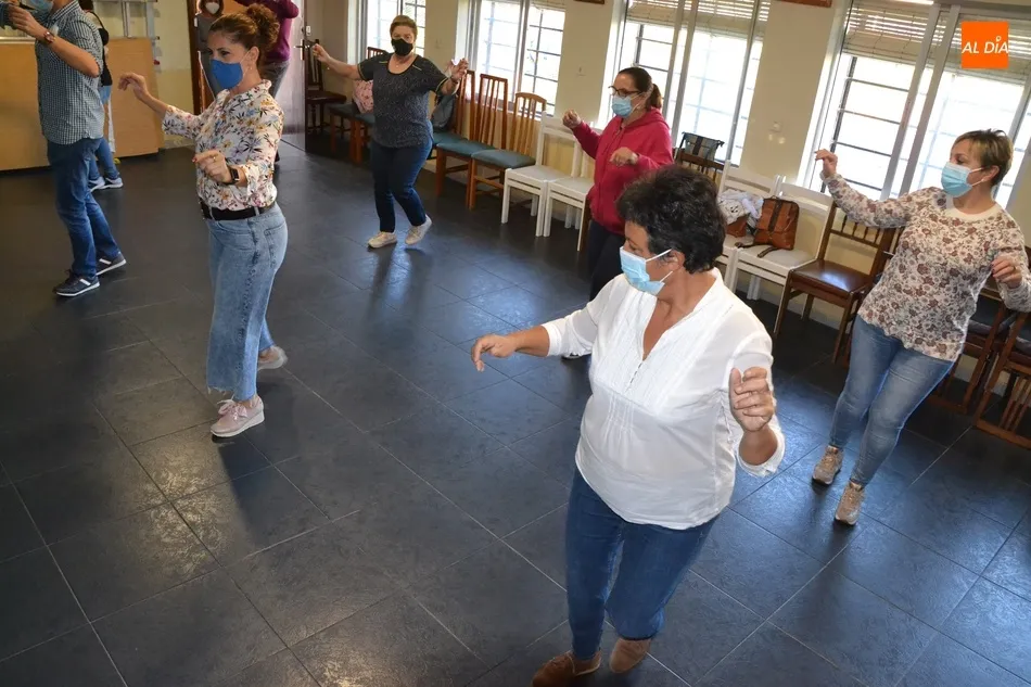 Foto 7 - La AVV de la Avenida de Espa&ntilde;a abre el curso de su taller de baile charro con limitaci&oacute;n de aforo ...