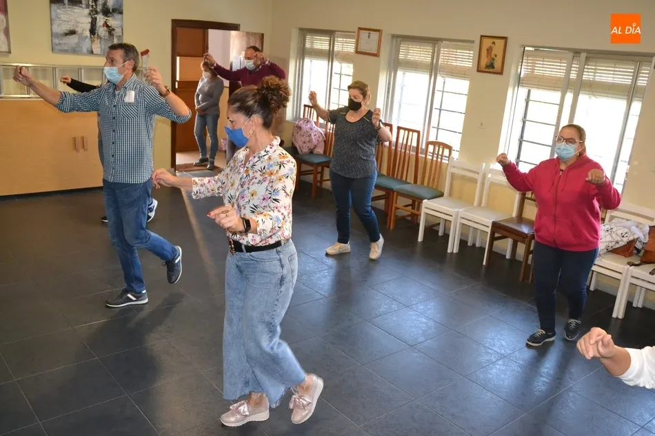 Foto 5 - La AVV de la Avenida de Espa&ntilde;a abre el curso de su taller de baile charro con limitaci&oacute;n de aforo ...