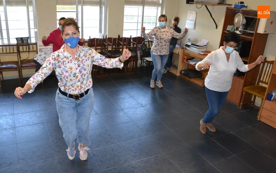 Foto 3 - La AVV de la Avenida de Espa&ntilde;a abre el curso de su taller de baile charro con limitaci&oacute;n de aforo ...