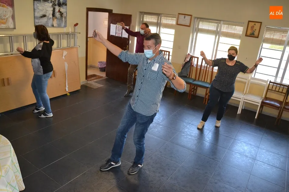 Foto 4 - La AVV de la Avenida de Espa&ntilde;a abre el curso de su taller de baile charro con limitaci&oacute;n de aforo ...