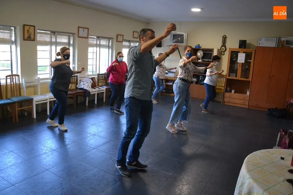 Foto 2 - La AVV de la Avenida de Espa&ntilde;a abre el curso de su taller de baile charro con limitaci&oacute;n de aforo ...