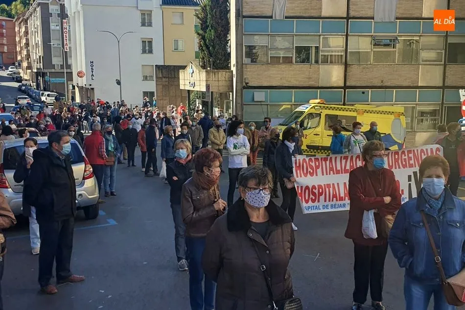 Foto 2 - Segundo mi&eacute;rcoles de protestas por la vuelta de los servicios al Hospital de B&eacute;jar