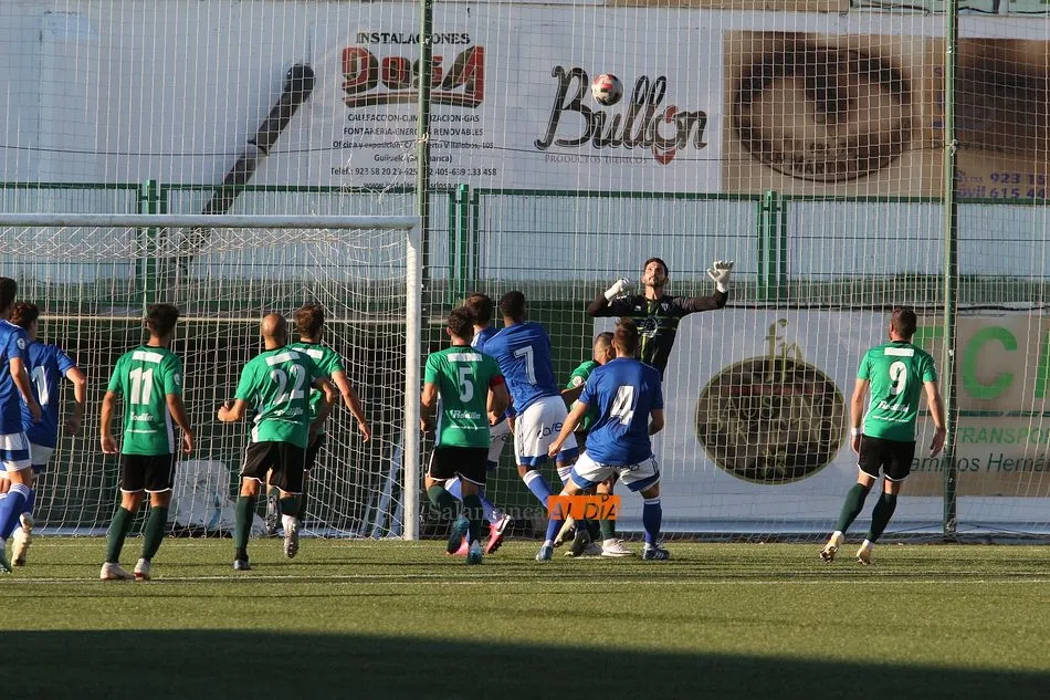 Molina despeja de puños un balón aéreo