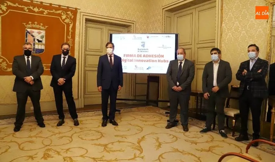 Acto de adhesión del Ayuntamiento a dos HUB de innovación para impulsar la innovación tecnológica y la ciberseguridad en las empresas. Foto de Lydia González