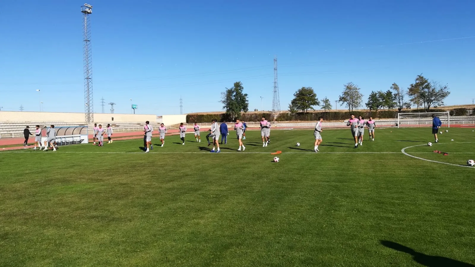 El Salamanca UDS, durante el entrenamiento de este jueves, en Las Pistas / Salamanca UDS