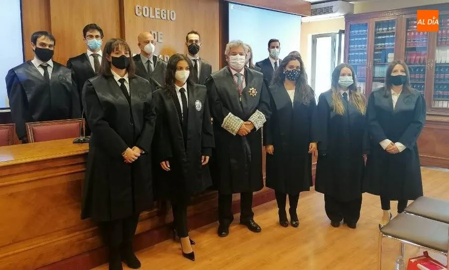 Grupo de los nuevos abogados salmantinos que realizaron la tradicional jura o promesa. Foto de Lydia González