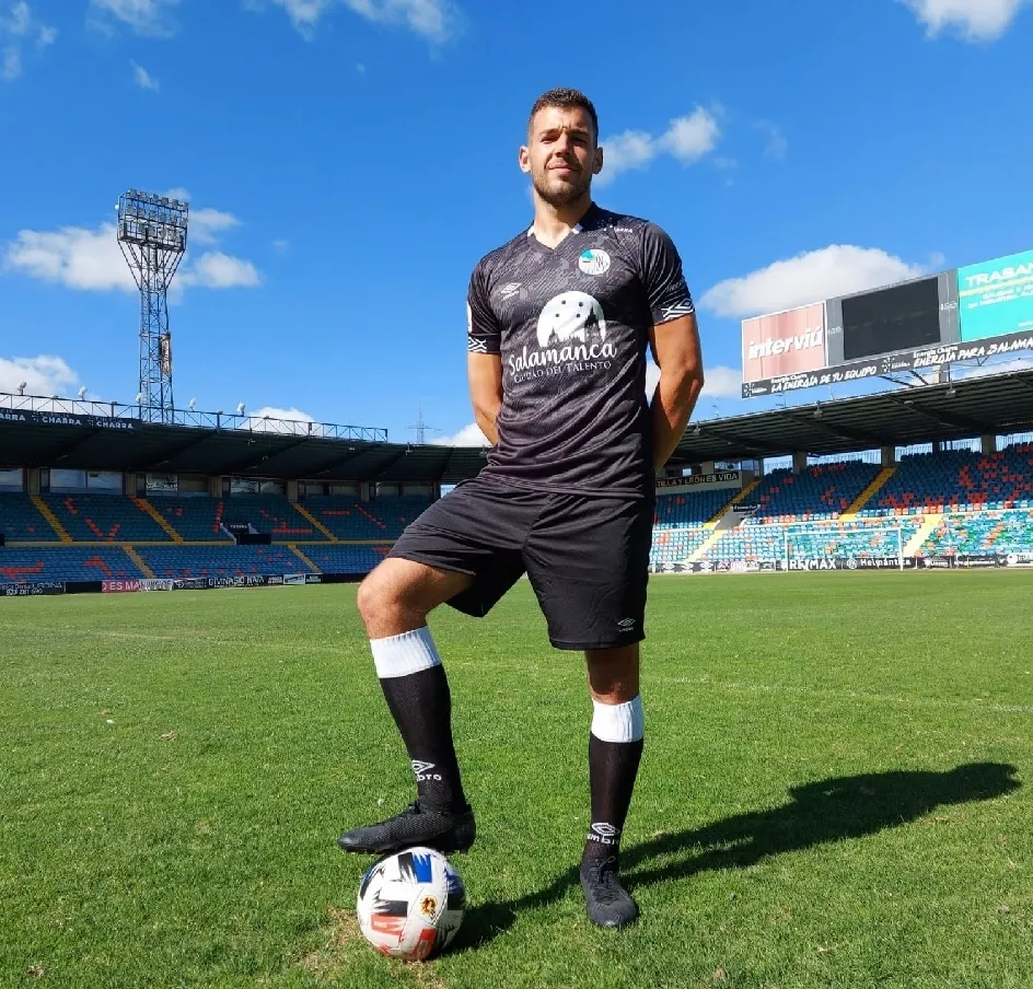 Foto 4 - El Salamanca UDS dedica su tercera equipaci&oacute;n, de color negro, a las v&iacute;ctimas de coronavirus