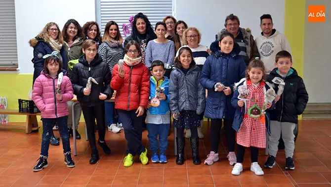 Integrantes de la AMPA del colegio Miguel de Unamuno en Peñaranda junto a varios alumnos, en una foro de archivo anterior a la pandemia