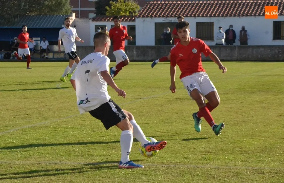 Elías presiona a un rival, en el Francisco Mateos de Ciudad Rodrigo, esta pretemporada