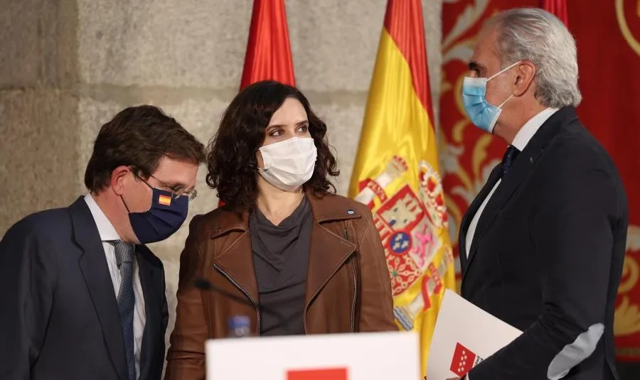 La presidenta de la Comunidad de Madrid, Isabel Díaz Ayuso; el alcalde de Madrid, José Luis Martínez-Almeida; y el consejero de Sanidad de la Comunidad de Madrid, Enrique Ruiz Escudero. Foto E. Parra - EP