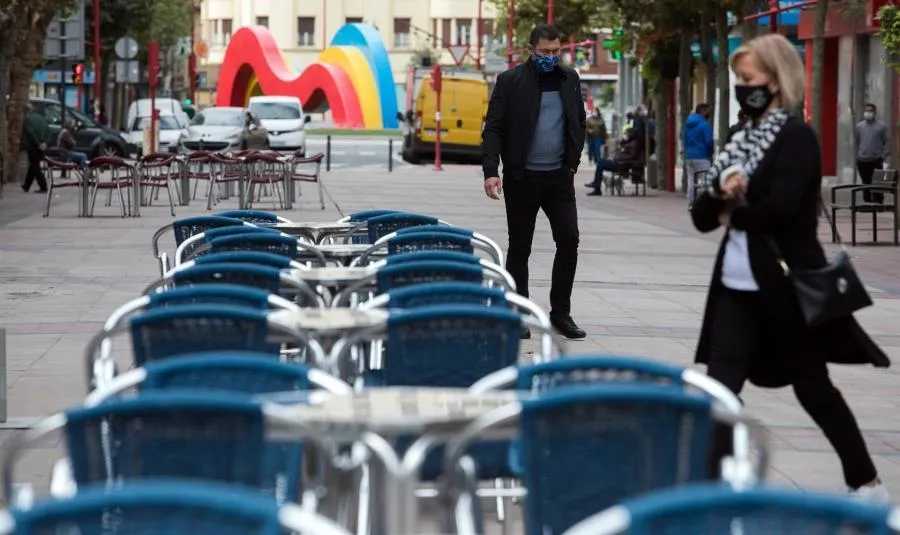 Terraza de un bar vacía en Miranda de Ebro (Burgos) durnate la aplicación de medidas restrictivas. Foto de Tomás Alonso - EP